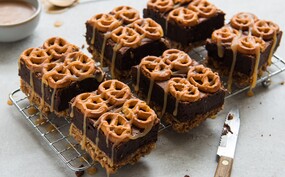 Pretzelbrownies met karamel