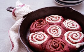 red velvet cinnamon rolls