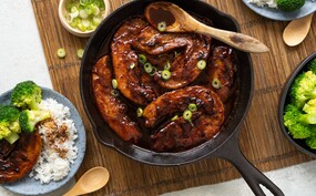 Gekaramelliseerde speklapjes met rijst