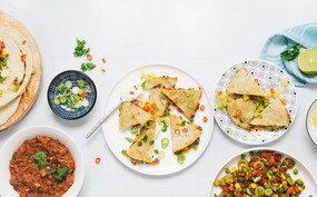 Goedgevulde quesadillas met groenten en picadillo