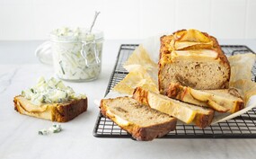 Glutenvrij appel-walnootbrood met komkommerspread