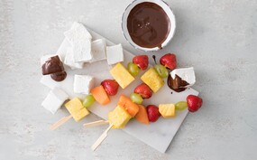 Chocoladefondue met fruit en marshmellows