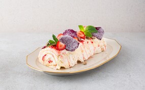 Pavlova-rol met aardbeien en rozenblaadjes