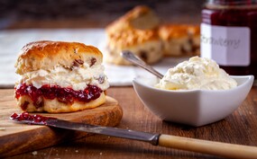 zelf scones maken: recept met clotted cream