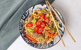 chow mein met ossenhaas en cashewnoten