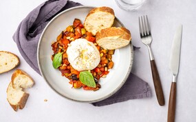caponata met burrata