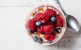 Overnight oats met kaneel, kardemom en amandelen