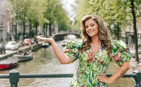 Miljuscka in het programma Dish is Europe S2 die bij de Amsterdamse grachten staat.