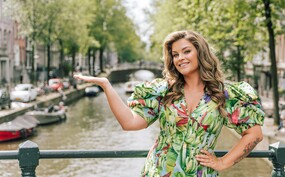 Miljuscka in het programma Dish is Europe S2 die bij de Amsterdamse grachten staat.