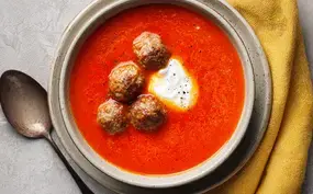 Klassieke, verse tomatensoep