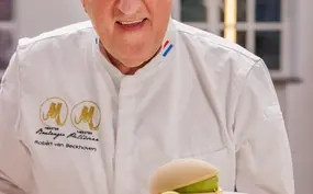 robert van beckhoven als ijsmeester met macaronijs