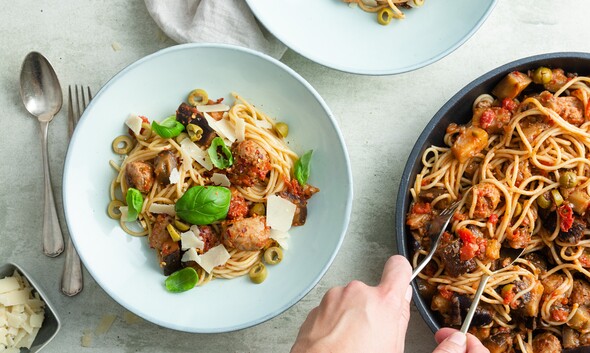 Spaghetti met worst en aubergine 