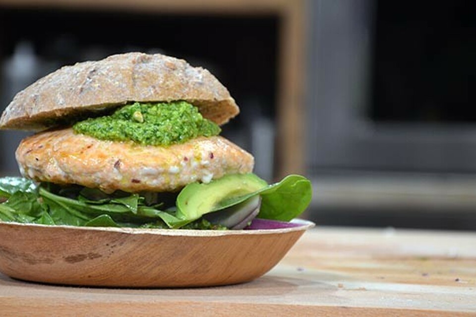 Broodje hamburger beleggen; recept om te maken of tips voor buffet Maar om dit elke week terug te laten keren komt echt onze neus uit, dus hebben we er een alternatief tussendoor bedacht. Een “makkelijk” broodje. Dat kan een pitabroodje zijn met een zelfgemaakte kipkerriesalade of een verse tonijnsalade, of een broodje kipsaté, of een gevuld Turks brood, maar ook zeker een lekker broodje hamburger.