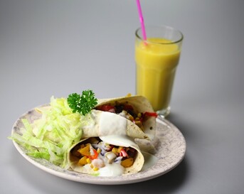 Kerrie kip wraps met exotisch drankje