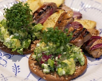 Zoete BBQ-spies met avocado-hüttenkäsesalade