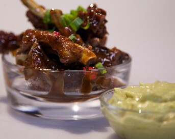 Zachte spareribs met sinaasappel en avocadodip