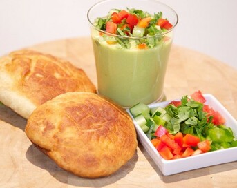 Gazpacho van avocado en brood uit Madeira