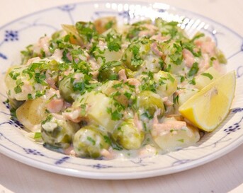 Romige gruyère-spruitenpot met gerookte zalm