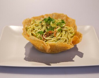 Spaghetti al pesto di avocado in scodella di Parmigiano (Spaghetti met avocadopesto in een kommetje van Parmezaanse kaas)
