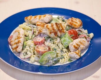 Salade met avocado en gegrilde kipreepjes