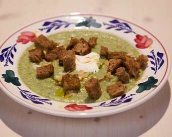 Broccoli-geitenkaassoep met knoflookcroutons
