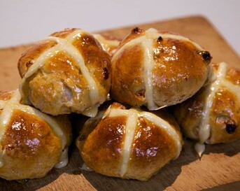 Hot cross buns (zoete rozijnenbroodjes)