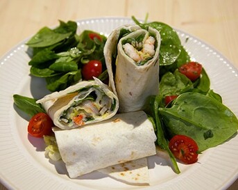 Wraps met romige spitskool en garnalen