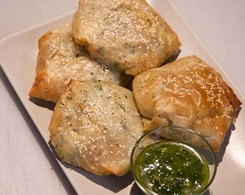 Pompoensnack van filodeeg en korianderpesto