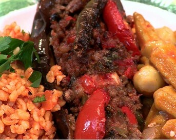 Karniyarik (Gevulde aubergines met bulgur pilav)