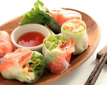 Rijstvellen met gerookte zalm en spinaziesalade