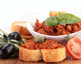 Sandwich met rookvlees en tomatentapenade