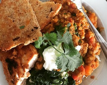 Indiase linzencurry met tandoorikip en snelle naan