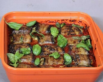 Auberginerolletjes in spicy tomatensaus