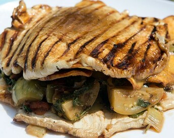 Portobello sandwich met zoete aardappelchips en baby-aubergine