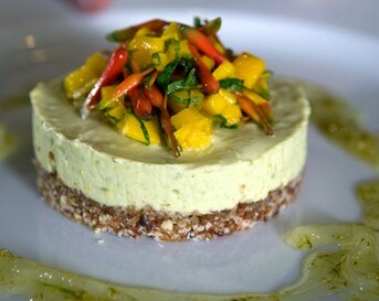 Avocadocheesecake met dadel-amandelbodem, aloë coulis en mangosalsa