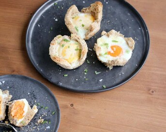 Hartige ontbijtmuffins van oud brood