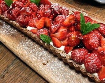 Aardbeientaart met witte chocolademousse en balsamicosiroop
