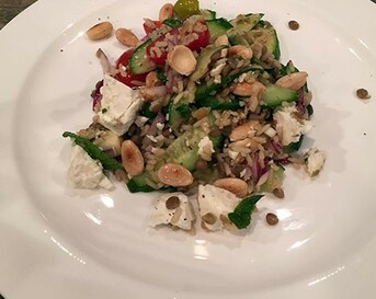 Griekse rijstsalade met linzen