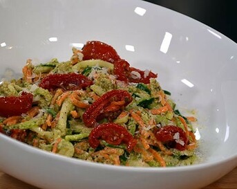 Wortel- en courgette-spaghetti met walnoten-peterseliepesto