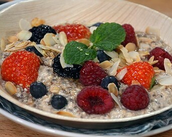 Overnight oats met kaneel, kardemom en amandelen