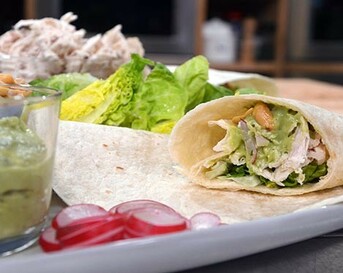 Volkorenwraps met gepocheerde kokoskip, knapperige slablaadjes, radijs en Aziatische guacamole