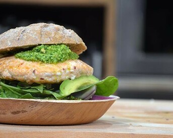 Zalmburgers met spinaziepesto en avocado