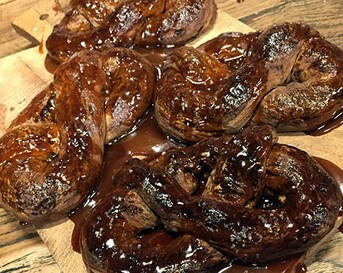 Pretzels met gezouten karamel