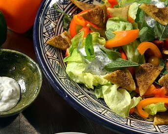 Fattoush (Libanese salade met groente, kruiden en brood)