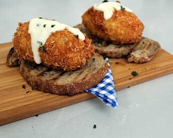 Homemade garnalenkroketten op brood
