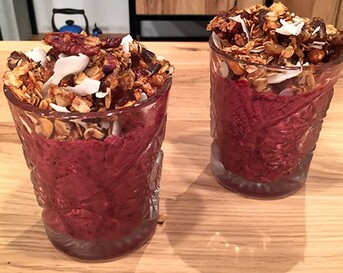 Frozen yoghurt en homemade granola