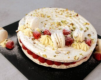 Pistache-macarontaart met frambozen en vanillemousse