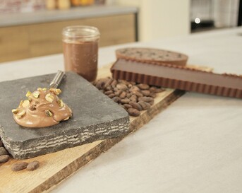 Zelfgemaakte chocolade met chocoladerepen, -mousse en -melk