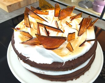 Brownietaart met salted caramel en marshmallow fluff
