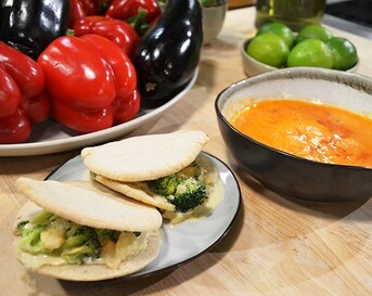 Rode paprikasoep met broccolitosti